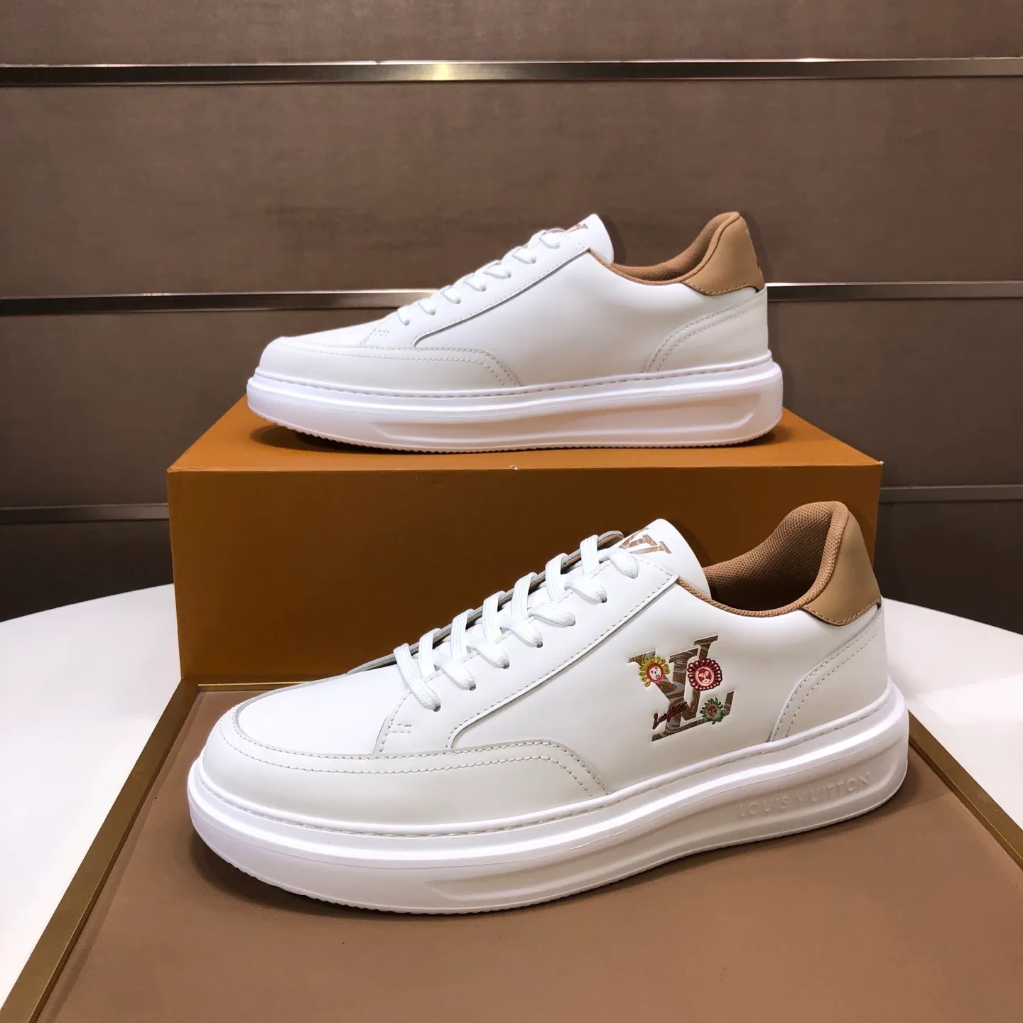 Factory batch 640💰original development, quality shipment, welcome to compare - LV sneaker series sports shoes introduce the loose silhouette of the ready-to-wear series into the spring and summer men's wear shows and make an eye-catching appearance. The cow leather upper is combined with rough fabric laces, and colorful beading highlights the brand's classic elements. LV letters mark the tongue and Monogram floral outsole. Mixed materials Made of top-grain cowhide, thick shoelace design, large Monogram print on the side, mesh lining and cotton feet, the comfort is as extreme as ever, premium heritage, quality first, worth owning! Size: Men’s 38-45 (45 is custom-made and cannot be returned or exchanged)